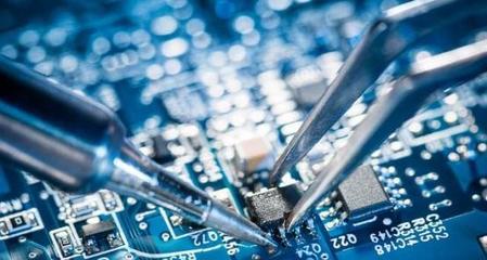 芯片超車之路 從硅基顛覆到自主創新，中國如何破局